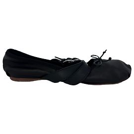 Bailarinas Miu Miu con detalle de hebilla en cuero negro