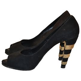 Autre Marque Schwarze Wildleder-Pumps mit verzierten Absätzen