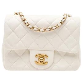 Chanel La sfera dorata fissata sulla tracolla a catena permette di regolare liberamente la lunghezza, consentendo di passare istantaneamente da borsa a tracolla per adattarsi al corpo. La classica struttura con patta con diamante