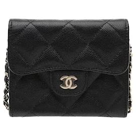 La Mini Bag Chain dell'iconica linea Classic di Chanel è realizzata in pelle Caviar, resistente ai graffi e alle macchie quotidiane, offrendo una straordinaria conservazione dell'aspetto. La tracolla a catena, finemente intrecciata di