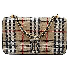 Burberry Questa borsa a tracolla combina il morbido e soffice materiale boucle con l'iconico motivo a quadri del brand per una sensibilità accogliente ma moderna. Il materiale tridimensionale crea un'atmosfera casual e adorabile, e il finish finely