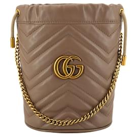 Gucci Bolso bandolera GG Marmont de cuero acolchado beige con cadena