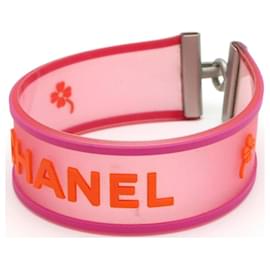 Chanel Armband aus rosa transluzentem Harz mit orangefarbenem Logo und Blumen