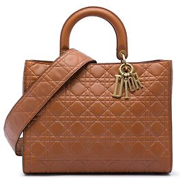 Lady Dior in pelle di vitello Ultra Matte con motivo Cannage goffrato marrone Large