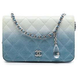 Portafoglio con catena Chanel Blue CC trapuntato Ombre in vernice e pelle di vitello invecchiata con cristalli