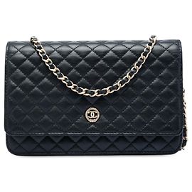 Portafoglio Chanel con catena in agnello trapuntato nero con stemma