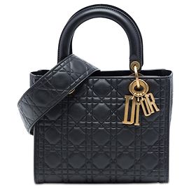Lady Dior in pelle di vitello nero Ultra Matte con motivo cannage goffrato, misura Medium