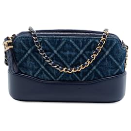 Clutch Chanel Gabrielle in denim trapuntato blu con doppia zip e catena