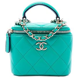 Beauty case Chanel Mini CC in agnello trapuntato verde con manico e catena