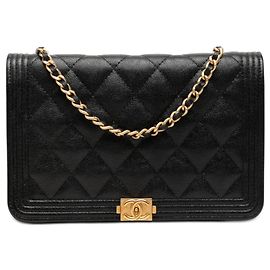 Carteira Chanel Boy em caviar matelassado preto com corrente