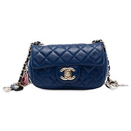 Chanel Blue Extra Mini CC in agnello trapuntato con charm cuore Valentine