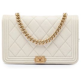 Portafoglio Chanel Boy bianco in caviar trapuntato con catena