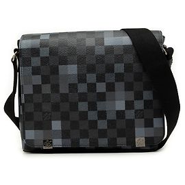 Louis Vuitton District PM in Damier Graphite nero