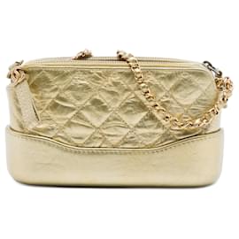 Clutch Gabrielle Chanel in pelle di vitello invecchiata metallizzata trapuntata oro con catena
