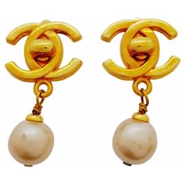 Orecchini a clip Chanel placcati oro con perla finta