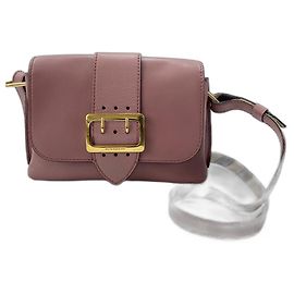 Bolso bandolera pequeño Burberry en piel rosa con hebilla
