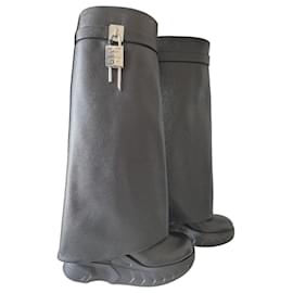 Botas Givenchy Shark Lock Biker en cuero negro