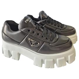 Prada Monolith Sneaker aus schwarzem Leder