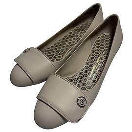 Décolleté con tacco basso in pelle Salvatore Ferragamo