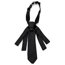 Choker in seta Chanel con design Coco Mark