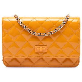 Portafoglio con catena Chanel Yellow Quilted Patent Reissue 2.55