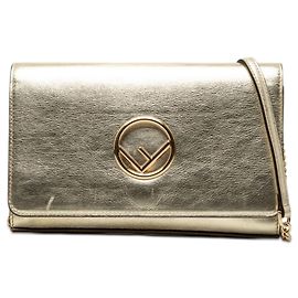 Portafoglio con catena Fendi Kan I in pelle di vitello metallizzata oro Fendi