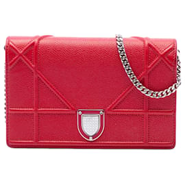 Portafoglio Diorama in pelle di vitello martellata rossa con catena Dior