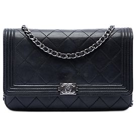 Portafoglio Chanel Boy in agnello trapuntato nero con catena