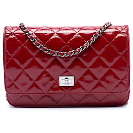 Portafoglio con catena Chanel Red Quilted Patent Reissue 2.55