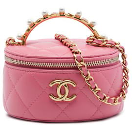 Beauty case Chanel Mini CC in agnello trapuntato rosa con manico in perle e catena