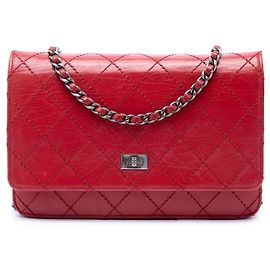 Carteira com corrente Chanel Red Quilted Aged Calfskin Reissue 2.55