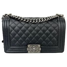 Borsa a tracolla Chanel Boy Flap Medium in Caviar trapuntato nero