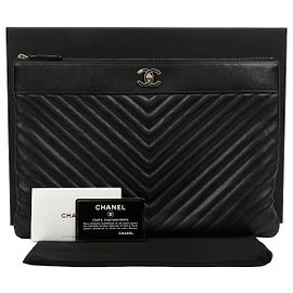 Chanel Clutch Mademoiselle Large em pele de cordeiro preta com detalhes dourados