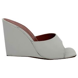 Amina Muaddi Lupita Wedge en piel napa blanca