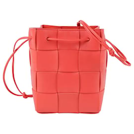 Borsa a tracolla a secchiello piccola Cassette Rossa - Bottega Veneta