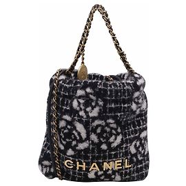 Borsa Chanel 22 trapuntata Camellia in cashmere nero