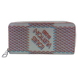 Louis Vuitton Zippy Wallet in Damier Canvas