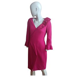 Paule Ka Fuchsia Rüschenkleid mit V-Ausschnitt
