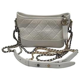 Chanel Gabrielle Hobo trapuntato in pelle di vitello invecchiata Small