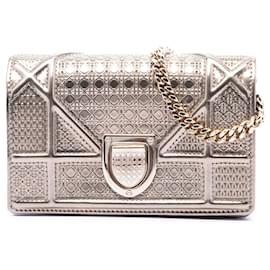 Portafoglio Diorama Microcannage in vernice metallizzato oro con catena Dior