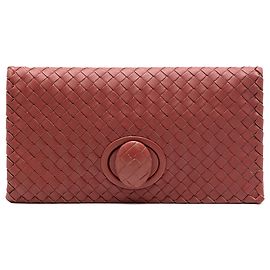 Clutch Bottega Veneta en napa roja Intrecciato con cierre Turn Lock