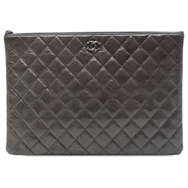 Pochette de soirée Chanel Gray Large Crinkled Patent O Case