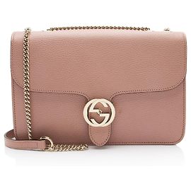 Bolsa de ombro Gucci em couro de bezerro granulado Interlocking G Medium