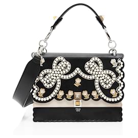 Bolsa de ombro Fendi Kan I Medium em couro com flores bordadas e laços