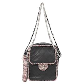 Bolsa de ombro Chanel preta e multicolorida