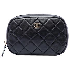 Pochette per trucchi Curvy in agnello trapuntato CC nero Chanel