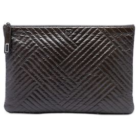 Custodia a tracolla Chevron in vernice invecchiato marrone Large Chanel
