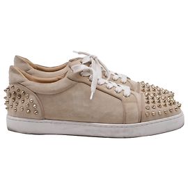 Christian Louboutin Louis Junior Spikes Sneaker aus beigem Wildleder