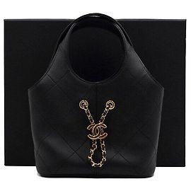 Chanel Pequeño bolso tote de piel de becerro negro con logotipo CC dorado