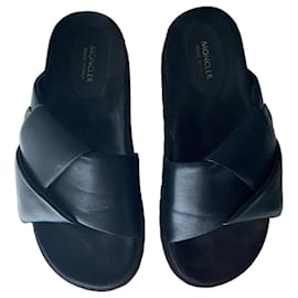Sandali Moncler in pelle nera a fascia